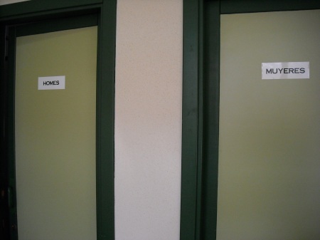 Algunos lavabos se escriben en asturiano en la Universidad de Oviedo /JP
